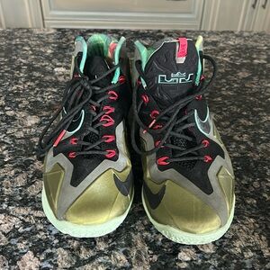 NIKE LEBRON KING 'S PRIDE 11 MENS SNEAKERS SIZE 8.5